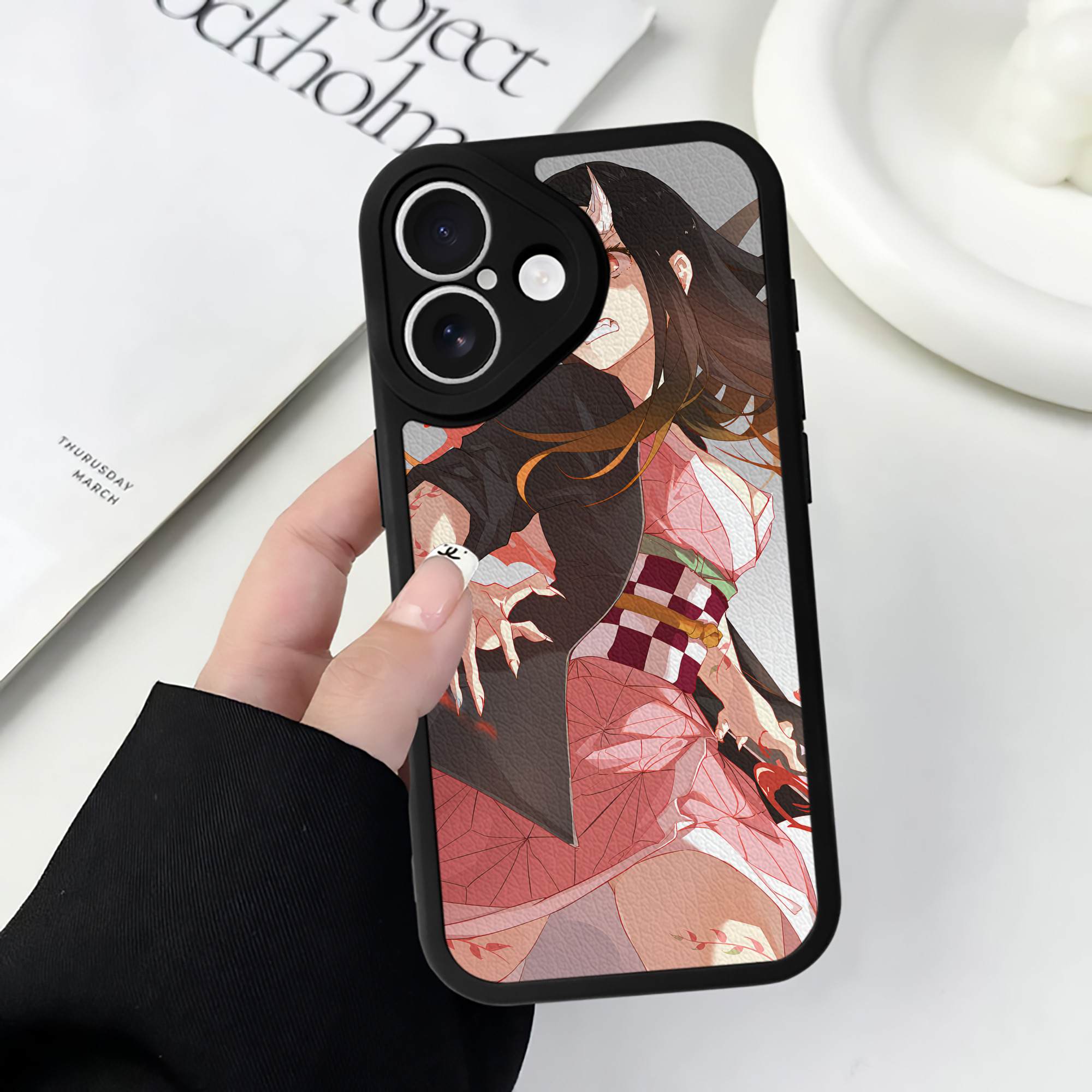 （画像用） 鬼滅の刃（きめつのやいば）竈門 禰󠄀豆子／かまど ねずこ Kamado Nezuko 【iPhone 16シリーズ対応】シリコンスマホケース（レザー調） 材質：シリコン